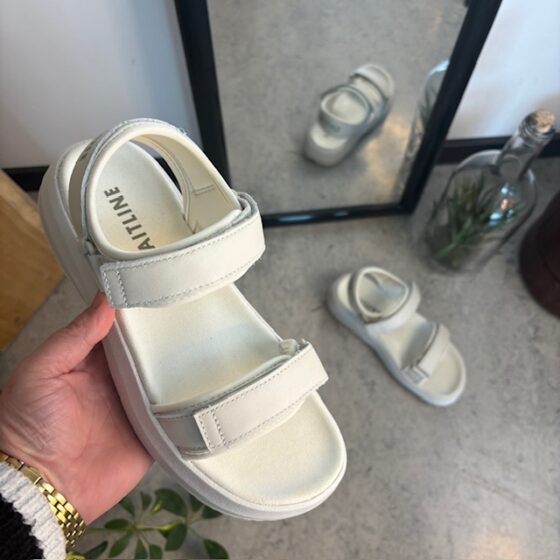 Vit Gaitline-sandal med rullsula