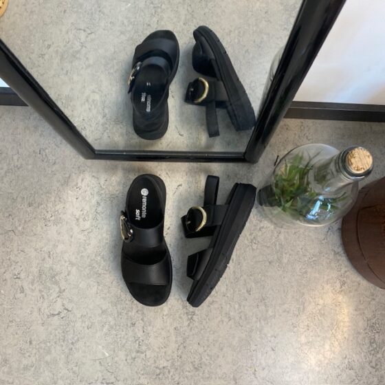 Svart Remonte skinnsandal med uttagbar sula