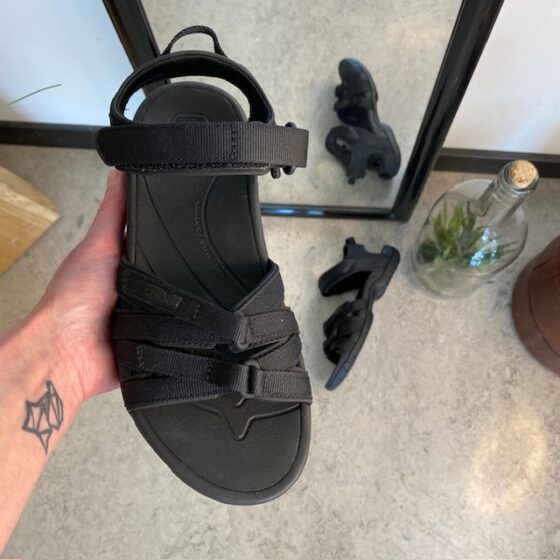 Teva Tirra, smart svart sandal från Teva med bra fotvalvsstöd