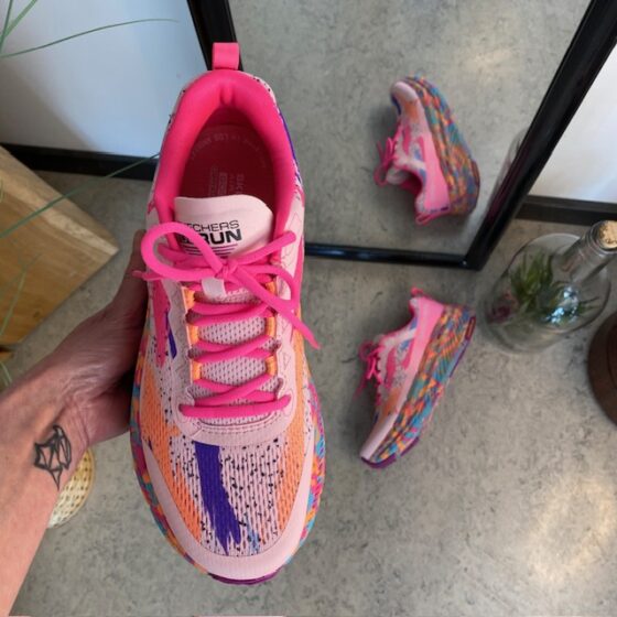 Skechers Max Cushion: Bekväma, multifärgade vardagsskor med stöd.