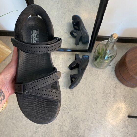 Svart Slip-Ins sandal från Skechers med bra hålfotsstöd
