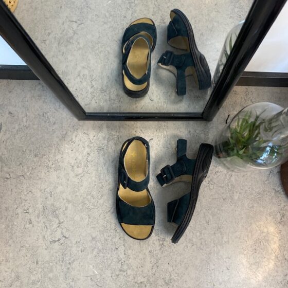 Rieker sandal i marinblå mocka