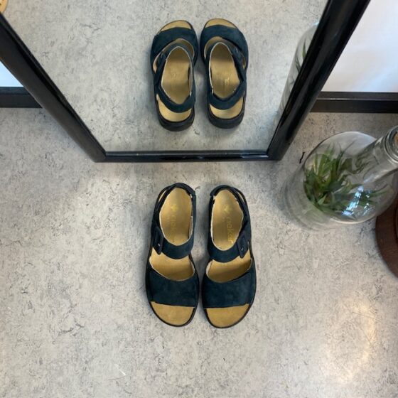 Rieker sandal i marinblå mocka