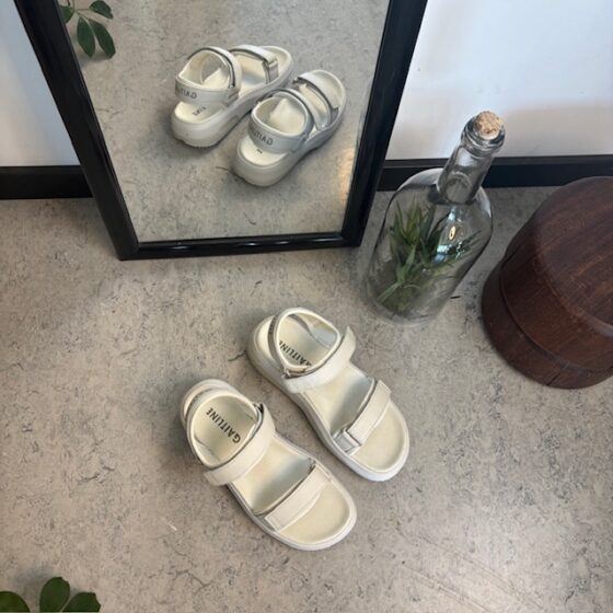 Vit Gaitline-sandal med rullsula