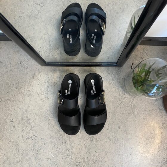 Svart Remonte skinnsandal med uttagbar sula