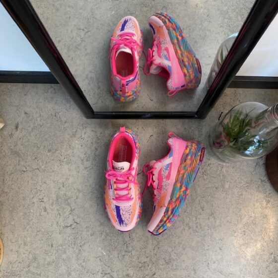 Skechers Max Cushion: Bekväma, multifärgade vardagsskor med stöd.