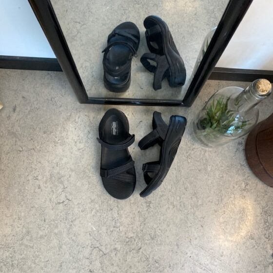 Svart Slip-Ins sandal från Skechers med bra hålfotsstöd