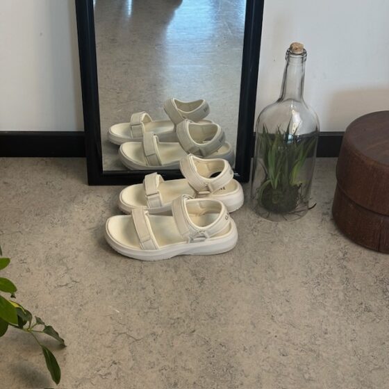 Vit Gaitline-sandal med rullsula