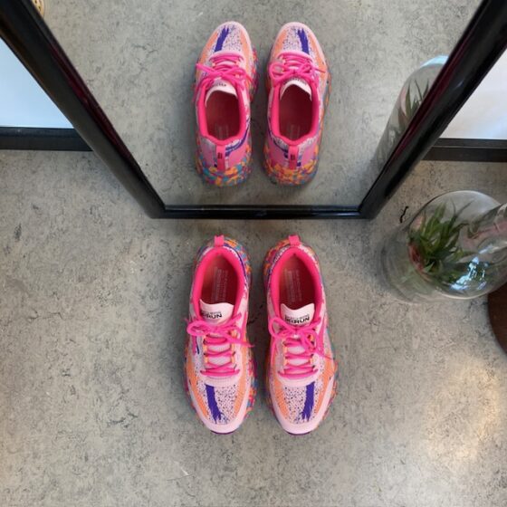 Skechers Max Cushion: Bekväma, multifärgade vardagsskor med stöd.