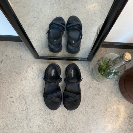 Svart Slip-Ins sandal från Skechers med bra hålfotsstöd