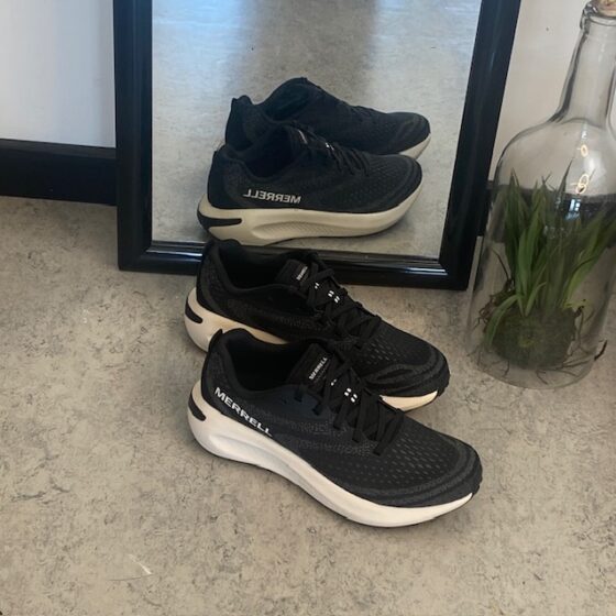 Svart Merrell lättviktssko med hålfotsstöd och fantastisk stötdämpning