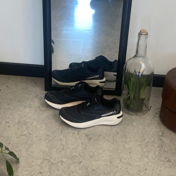 Svart Merrell lättviktssko med hålfotsstöd och fantastisk stötdämpning