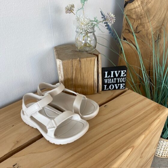 Beige Teva lättviktssandal med hålfotsstöd