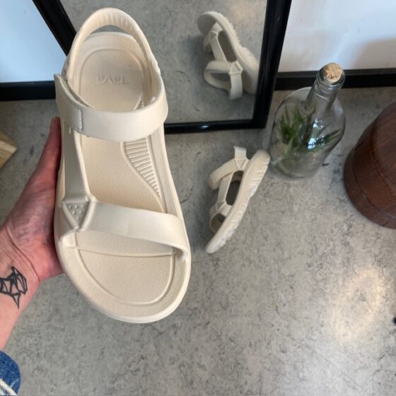 Beige Teva lättviktssandal med hålfotsstöd