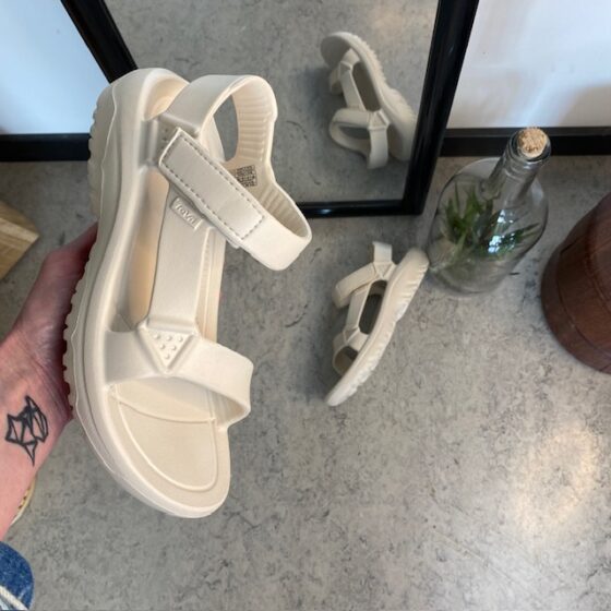 Beige Teva lättviktssandal med hålfotsstöd