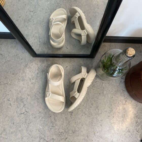 Beige Teva lättviktssandal med hålfotsstöd