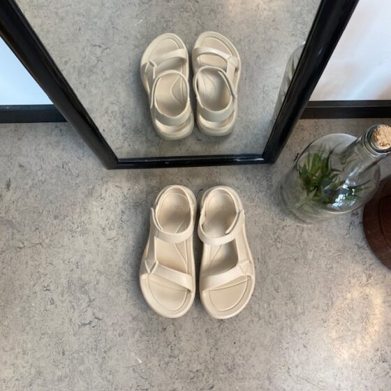 Beige Teva lättviktssandal med hålfotsstöd