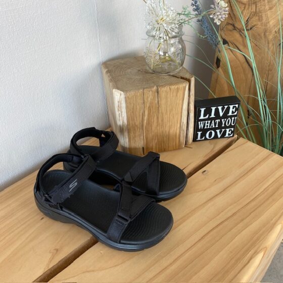 Skechers sandal med hålfotsstöd och 3 justerbara remmar i svart