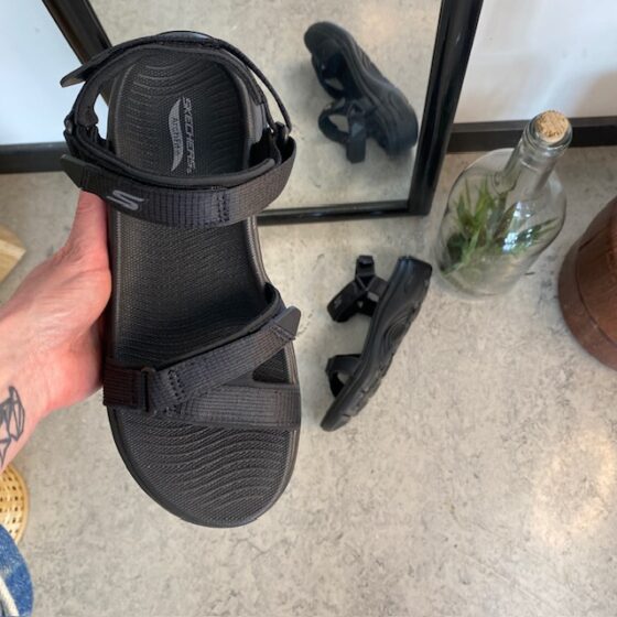 Skechers sandal med hålfotsstöd och 3 justerbara remmar i svart