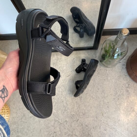 Skechers sandal med hålfotsstöd och 3 justerbara remmar i svart