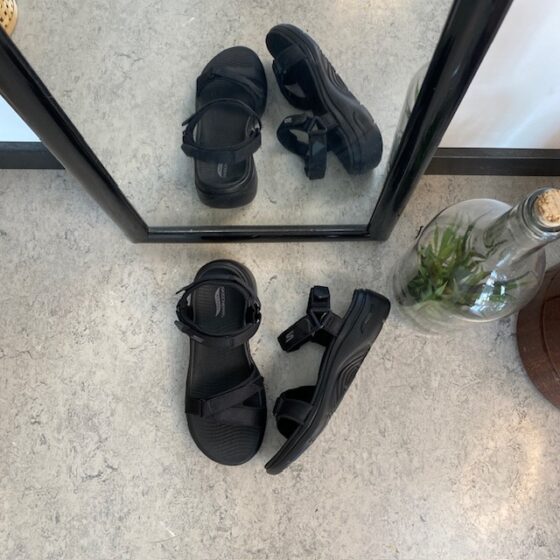 Skechers sandal med hålfotsstöd och 3 justerbara remmar i svart