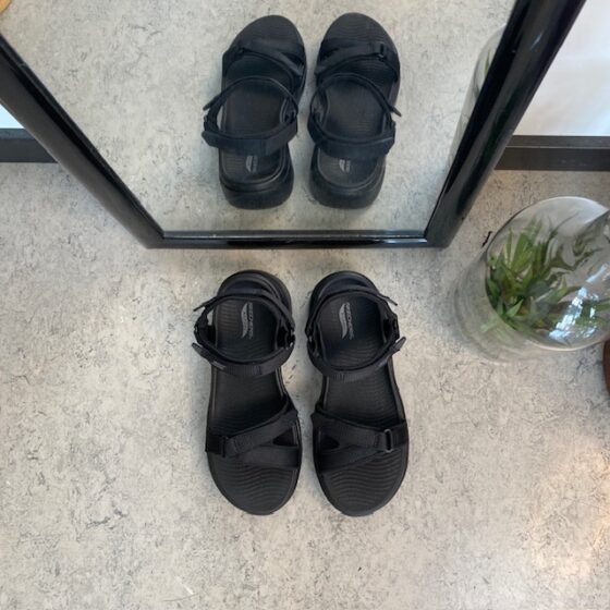Skechers sandal med hålfotsstöd och 3 justerbara remmar i svart