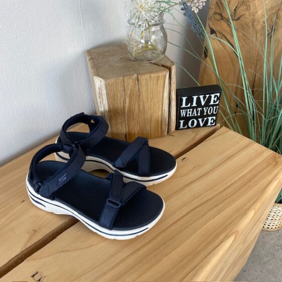Skechers sandal med hålfotsstöd och 3 justerbara remmar i marinblå.