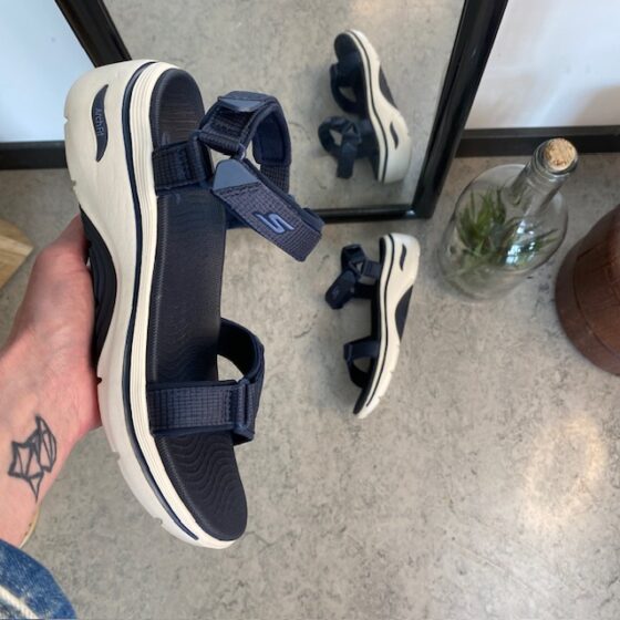 Skechers sandal med hålfotsstöd och 3 justerbara remmar i marinblå.
