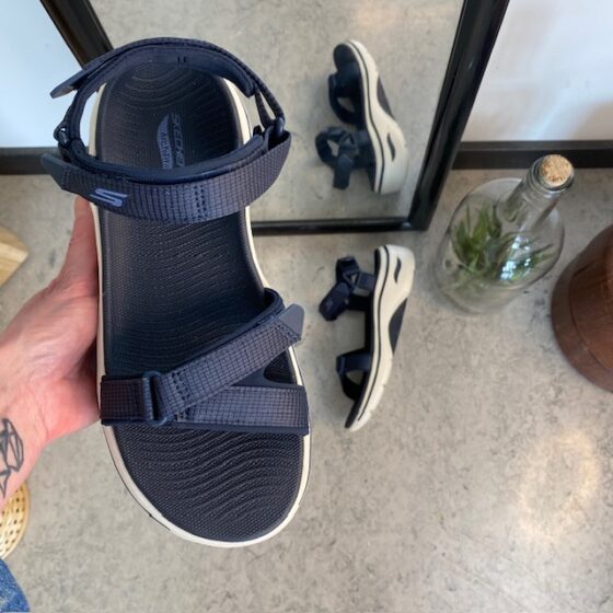 Skechers sandal med hålfotsstöd och 3 justerbara remmar i marinblå.