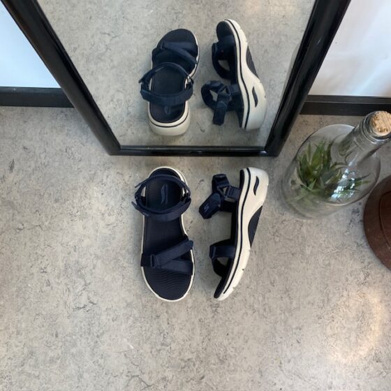Skechers sandal med hålfotsstöd och 3 justerbara remmar i marinblå.