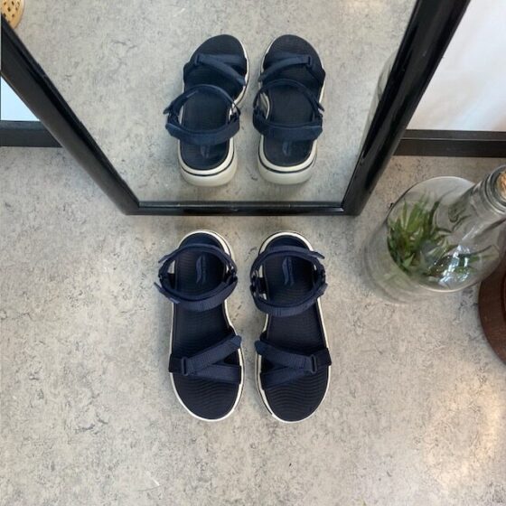 Skechers sandal med hålfotsstöd och 3 justerbara remmar i marinblå.
