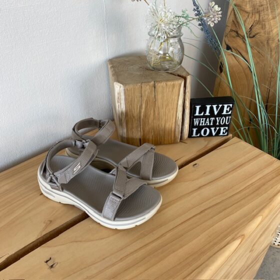 Skechers sandal med hålfotsstöd och 3 justerbara remmar i beige.
