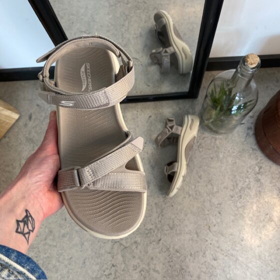 Skechers sandal med hålfotsstöd och 3 justerbara remmar i beige.