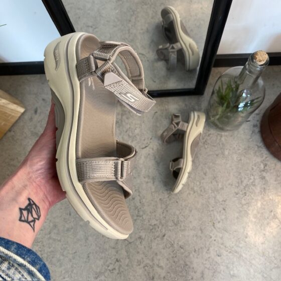 Skechers sandal med hålfotsstöd och 3 justerbara remmar i beige.