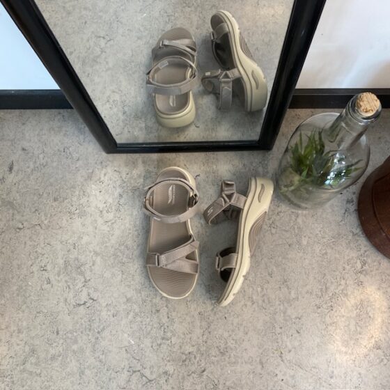 Skechers sandal med hålfotsstöd och 3 justerbara remmar i beige.