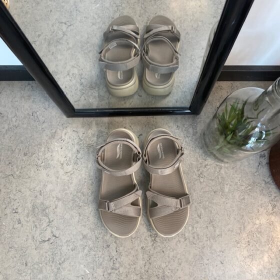 Skechers sandal med hålfotsstöd och 3 justerbara remmar i beige.