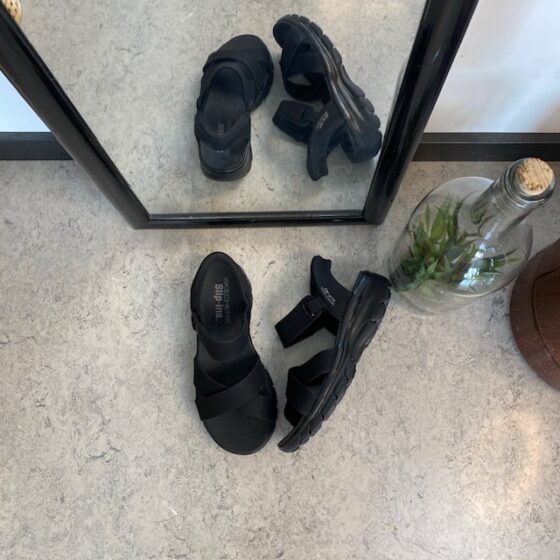 Svart Step-Ins sandal med bra passform
