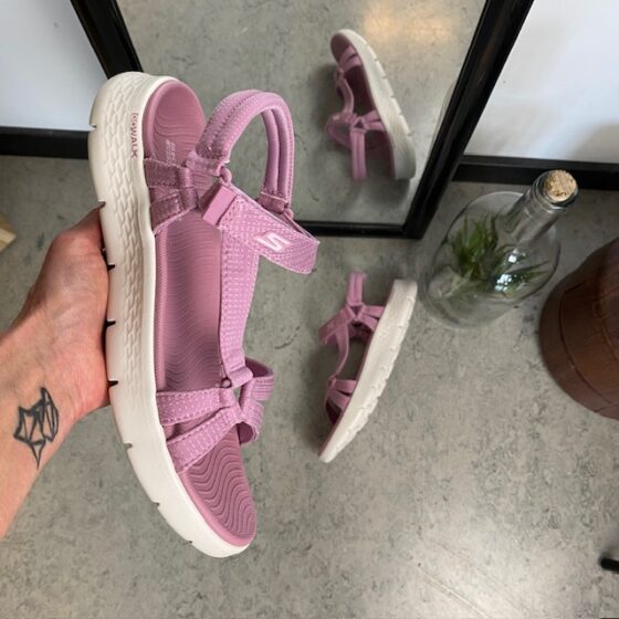 Rosa Skechers GOwalk sandal, bred modell