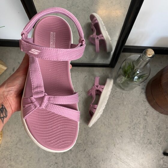 Rosa Skechers GOwalk sandal, bred modell