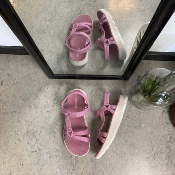 Rosa Skechers GOwalk sandal, bred modell