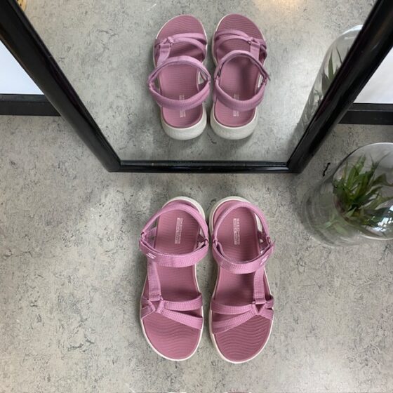 Rosa Skechers GOwalk sandal, bred modell