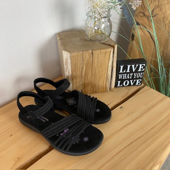 Svart Skechers sandal med elastiska remmar