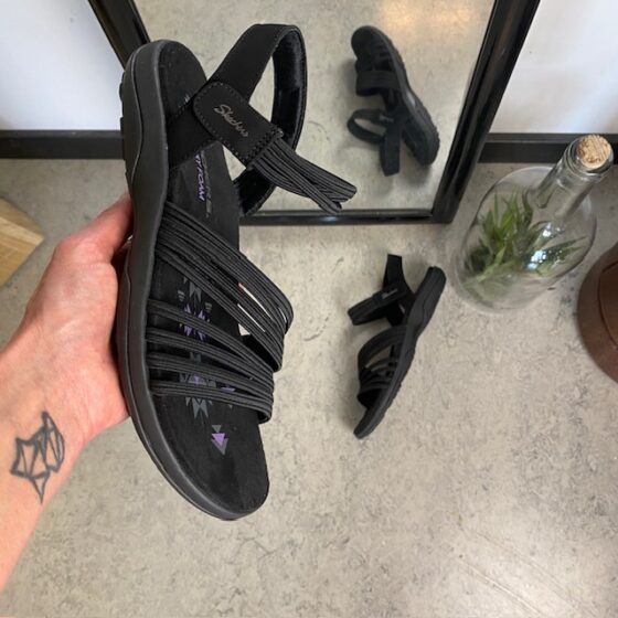 Svart Skechers sandal med elastiska remmar