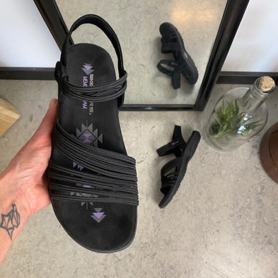 Svart Skechers sandal med elastiska remmar
