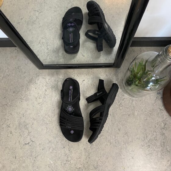 Svart Skechers sandal med elastiska remmar