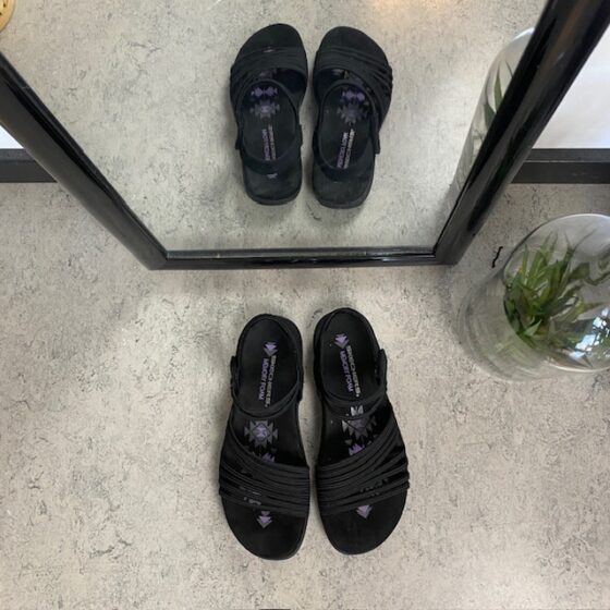 Svart Skechers sandal med elastiska remmar