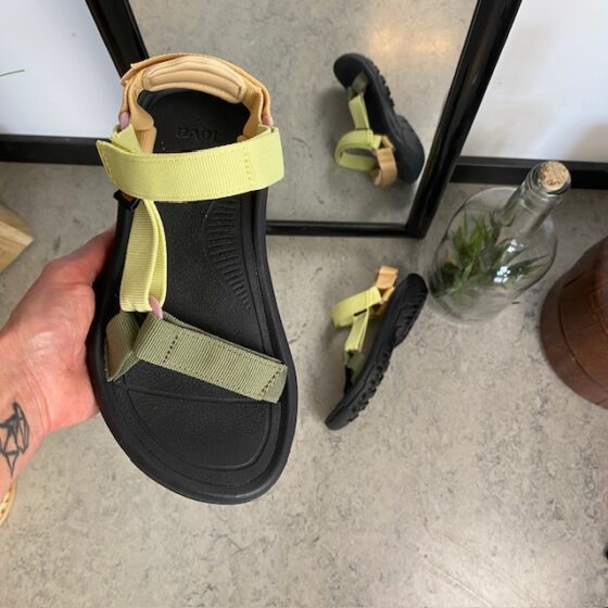 Teva vandringssandal med tre justerbara remmar i flera färger.