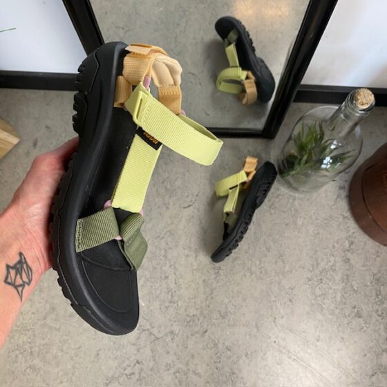 Teva vandringssandal med tre justerbara remmar i flera färger.