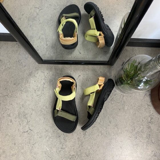 Teva vandringssandal med tre justerbara remmar i flera färger.