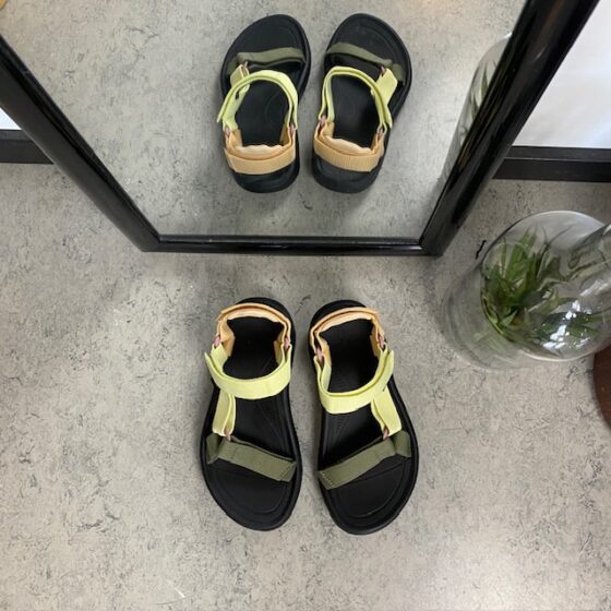 Teva vandringssandal med tre justerbara remmar i flera färger.